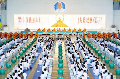 ภาพ No.240405:วันพุธที่ 27 สิงหาคม พ.ศ. 2568 พิธีตักบาตร ในวันธรรมชัย ณ วัดพระธรรมกาย จ.ปทุมธานี