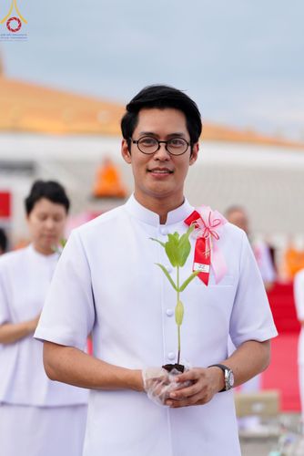 ภาพ No.160429:พิธีปลูกต้นทรัพย์บานชื่น ณ ลานธรรม พระมหาธรรมกายเจดีย์ วัดพระธรรมกาย จ.ปทุมธานี วันพฤหัสบดีที่ 10 ตุลาคม พ.ศ. 2567