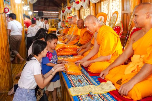 ภาพ No.173216:พิธีทอดกฐิน วัดช้างใหญ่ จ.พระนครศรีอยุธยา ในโครงการกฐินสามัคคีทั่วไทย 30,000 วัด บูชาธรรม 80 ปี หลวงพ่อธัมมชโย โดยคณะศิษยานุศิษย์วัดพระธรรมกาย วันที่ 2 พฤศจิกายน พ.ศ. 2567