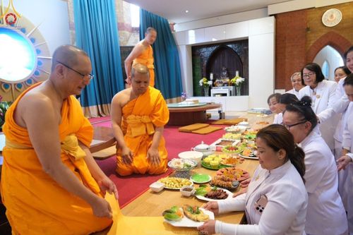 ภาพ No.161398:วัดพระธรรมกายลอนดอน สหราชอาณาจักร จัดงานบุญ น้อมถวายเป็นพุทธบูชา และบูชาธรรมเนื่องในวาระ 140 ปี วันคล้ายวันเกิดด้วยรูปกายเนื้อของ พระมงคลเทพมุนี (สด จนฺทสโร) พระผู้ปราบมาร ในวันที่ 10 ตุลาคม พ.ศ. 2567