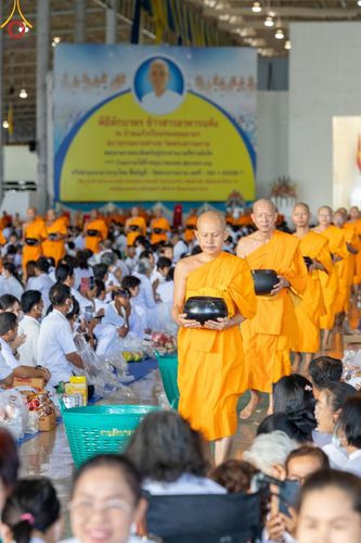ภาพ No.136571:พิธีตักบาตร พิธีบูชาข้าวพระ ในวันอาทิตย์ต้นเดือนที่ 5 พฤษภาคม พ.ศ. 2567 ณ วัดพระธรรมกาย จ.ปทุมธานี