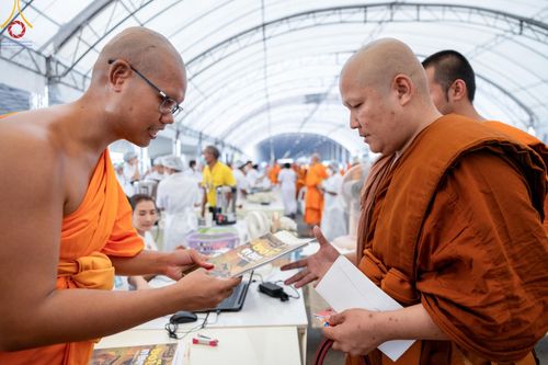 ภาพ No.60324:การต้อนรับพระสังฆาธิการ 10,000 กว่าวัดทั่วประเทศ พิธีมอบปัจจัยช่วยเหลือครู 4 จังหวัดชายแดนภาคใต้ พิธีปฏิบัติธรรม ในวันคุ้มครองโลก วันจันทร์ที่ 22 เมษายน พ.ศ.2567 ณ วัดพระธรรมกาย จ.ปทุมธานี