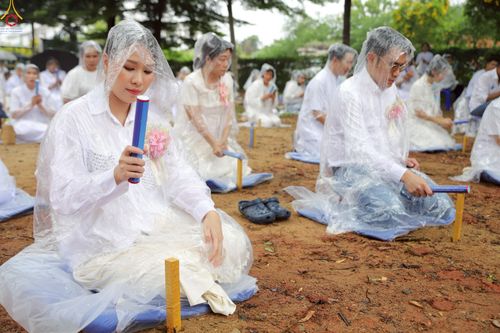 ภาพ No.234082:วันอาทิตย์ที่ 20 กรกฎาคม พ.ศ.2568 พิธีทอดผ้าป่า และพิธีตอกเสาเข็มต้นแรก สร้างอาคารปฏิบัติธรรมพระมงคลเทพมุนี ณ ศูนย์ปฏิบัติธรรมสุราษฏร์ธานี