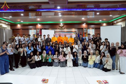 ภาพ No.227527:วันที่ 30 พฤษภาคม พ.ศ. 2568 สันติสุขจากสมาธิ แผ่ไพศาลในแดนอิเหนา : พระสงฆ์ไทยเยือนวิทยาลัยราเดนวิจายา อินโดนีเซีย