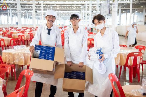 ภาพ No.58826:V.40 ภัตตาหารพระหมื่นวัด เราจัดให้ การปฏิบัติงานของเจ้าหน้าที่และอาสาสมัคร เพื่อรับบุญในการถวายภัตตาหาร แด่คณะสงฆ์ 10,000 กว่าวัดทั่วประเทศ ที่มาร่วมงานวันคุ้มครองโลก จันทร์ที่ 22 เมษายน พ.ศ. 2567 ณ วัดพระธรรมกาย