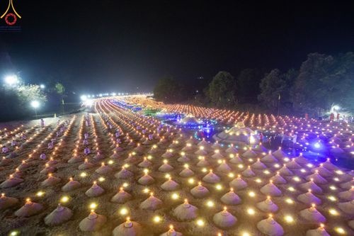 ภาพ No.138647:Photo Story  มหัศจรรย์วัดดงดินแดง Episode 6 พระภิกษุ-สามเณร ในโครงการบรรพชาอุปสมบทหมู่  กว่า 500 รูป และศีลจาริณีกว่า 300 คน ร่วมกันก่อพระเจดีย์ทราย 20,000 องค์ และจุดประทีป  บูชาธรรม 80 ปี หลวงพ่อธมฺมชโย กลางลำน้ำแม่ตื่น