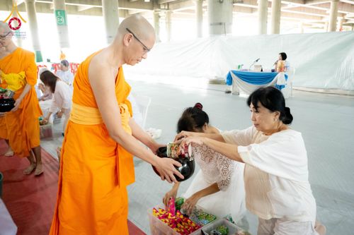 ภาพ No.145667:พิธีตักบาตรโครงการบรรพชาสามเณร โรงเรียนนานาชาติ รุ่นที่ 13 ณ มหารัตนวิหารคด 9 วัดพระธรรมกาย วันเสาร์ที่ 20 กรกฎาคม พ.ศ. 2567