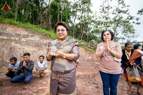 ภาพ No.174457:พิธีตักบาตรพระ,พิธีทอดผ้าป่า พิธีกลั่นแผ่นดินโปรยรัตนชาติ  สร้างพระอุโบสถและเจดีย์ วัดป่าสัมมาทิฏฐิและวัดสิริขันโท แขวงอัตตะปือ สปป. ลาว วันที่ 29 ตุลาคม พ.ศ. 2567