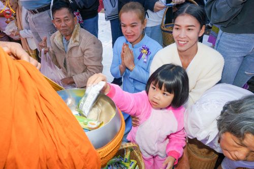 ภาพ No.106812:พิธีตักบาตรพระ ๒๐๐ รูป  "สร้างบุญใหญ่ ส่งท้ายปีเก่า ต้อนรับปีใหม่ ๒๕๖๗" วันอาทิตย์ที่ ๓๑ ธันวาคม ๒๕๖๖ ณ ถนนหน้าที่ว่าการอำเภอภูเรือ อำเภอภูเรือ จังหวัดเลย