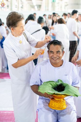 ภาพ No.248607:วันที่ 28 กันยายน พ.ศ. 2568 พิธีตัดปอยผม และปลงผม โครงการอุปสมบทบูชาธรรม 141 ปี พระมงคลเทพมุนี ณ วิหารคด วัดพระธรรมกาย