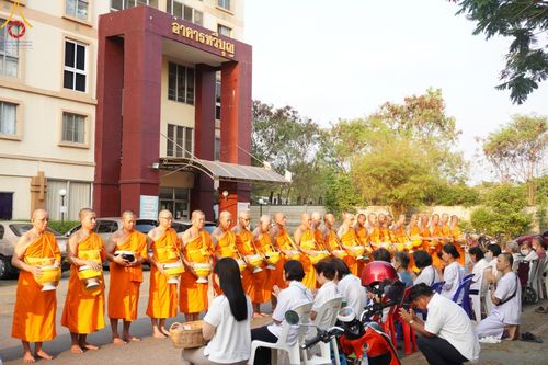 ภาพ No.136052:พระธรรมทายาท โครงการบวชพระนานาชาติ AEC & WAB ผู้บริหารรุ่นที่ 2 บิณฑบาต ณ หอฉันคุณยายอาจารย์ฯ เมืองแก้วมณี หมู่บ้านแก้วพุทธรักษา วันที่ 28 เมษายน พ.ศ. 2567