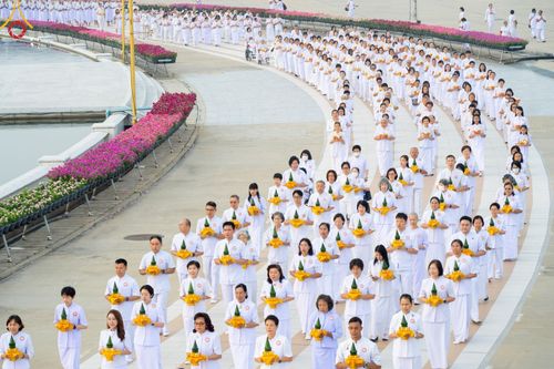 ภาพ No.216958:วันเสาร์ที่ 12 เมษายน พ.ศ. 2568 พิธีเวียนประทักษิณรอบพระมหาธรรมกายเจดีย์  พิธีวันทาเจดีย์ พิธีขอขมาและมอบผ้าไตร ในโครงการอุปสมบทหมู่ บูชาธรรมหลวงพ่อธัมมชโย, โครงการธรรมทายาท ระดับอุดมศึกษา รุ่นที่ 52 ,  โครงการบวชพระนานาชาติ AEC & WAB CEO รุ่นที่ 4 , ณ ว