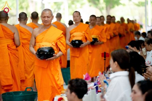 ภาพ No.61265:พิธีตักบาตรฉลองพระใหม่ รุ่นบูชาธรรมโครงการ 1-2 โครงการบรรพชาอุปสมบทหมู่ธรรมทายาท บูชาธรรมหลวงพ่อธัมมชโย 80 ปี ณ โถงช้างสำนักงานใหญ่ วัดพระธรรมกาย วันที่ 20 เมษายน พ.ศ. 2567