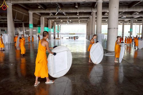 ภาพ No.220782:วันที่ 24-25 เมษายน พ.ศ. 2568 การเก็บงาน ผ้ารับประเคน ผ้าระบาย โต๊ะ เก้าอี้  ภายหลังงานวันคุ้มครองโลก ณ วัดพระธรรมกาย