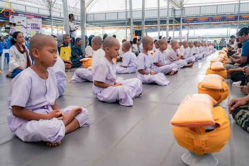 ภาพ No.133450:พิธีขอขมารับผ้าไตร, พิธีบรรพชาสามเณร, สามเณรออกบิณฑบาต ในโครงการบรรพชาสามเณร ฟื้นฟูพระพุทธศาสนาทั่วไทย  ณ ศูนย์ปฏิบัติธรรม และอบรมเยาวชนเมืองยะลา วันที่ 3 เมษายน พ.ศ. 2567