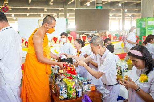 ภาพ No.115479:พิธีตักบาตรฉลองพระใหม่ ในโครงการอุปสมบทหมู่บูชาธรรม 115 ปี คุณยายอาจารย์มหารัตนอุบาสิกาจันทร์ ขนนกยูง วันที่ 19  มกราคม พ.ศ. 2567 ณ มหารัตนวิหารคด วัดพระธรรมกาย