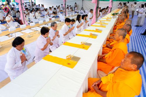 ภาพ No.201440:พิธีถวายภัตตาหารเป็นสังฆทาน แด่พระธรรมยาตรา ณ อนุสรณ์สถานบางปลา วัดบางปลา อำเภอบางเลน จังหวัดนครปฐม ในโครงการธรรมยาตรา กตัญญูบูชา มหาปูชนียาจารย์ พระมงคลเทพมุนี(สด จนฺทสโร) พระผู้ปราบมาร อนุสรณ์สถาน 7 แห่ง ปีที่ 13 วันที่ 25 มกราคม พ.ศ. 2568