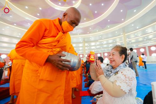 ภาพ No.130732:พิธีตักบาตรฉลองสามเณรใหม่ ในโครงการบรรพชา 1,250 รูป ณ แดนประสูติ สวนลุมพินี ประเทศเนปาล วันที่ 10 มีนาคม พ.ศ. 2567