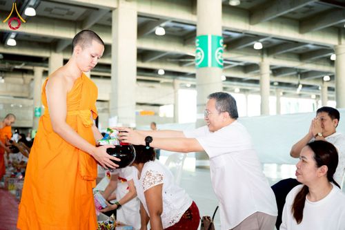 ภาพ No.229433:วันเสาร์ที่ 21 มิถุนายน พ.ศ. 2568 พิธีตักบาตรโครงการอุปสมบทหมู่ธรรมทายาท ระดับอุดมศึกษา รุ่นที่ 52 ภาคฤดูฝน ณ มหาวิหารคด คอร์ 9 วัดพระธรรมกาย