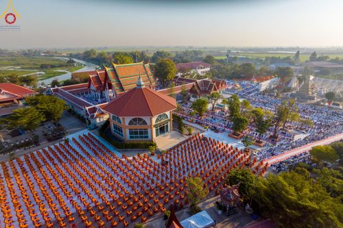 ภาพ No.195347:พิธีตักบาตรพระธรรมยาตรา ณ อนุสรณ์สถานลำดับที่ 3 สถานที่เกิดใหม่ในเพศสมณะ วัดสองพี่น้อง ต.ต้นตาล อ.สองพี่น้อง จ.สุพรรณบุรี ในโครงการธรรมยาตรา กตัญญูบูชา มหาปูชนียาจารย์ พระมงคลเทพมุนี(สด จนฺทสโร) พระผู้ปราบมาร ปีที่ 13 วันที่ 15 มกราคม พ.ศ.2568