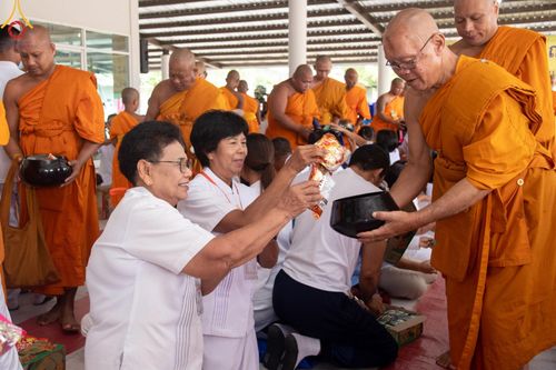 ภาพ No.142157:พิธีถวายสังฆทานแด่คณะสงฆ์ 323 วัด ปีที่ 20 ครั้งที่ 170 , พิธีมอบกองทุนหนุนแรงใจช่วยครูใต้ ปีที่ 17 ครั้งที่ 135 และพิธีทำบุญอุทิศส่วนกุศลให้ผู้วายชนม์ วันเสาร์ที่ 22 มิถุนายน พ.ศ.2567 ณ ศูนย์ปฏิบัติธรรมภาคใต้ อ.บางกล่ำ จ.สงขลา