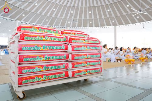 ภาพ No.268313:วันที่ 8 พฤศจิกายน พ.ศ. 2568 พิธีถวายภัตตาหารเมนูสวรรค์ เพื่อการบรรลุธรรม ณ หอฉันคุณยายอาจารย์ฯ วัดพระธรรมกาย