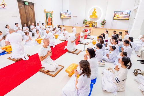 ภาพ No.252244:วันที่ 4-5 ตุลาคม พ.ศ. 2568  วัดพระธรรมกายแคลิฟอร์เนีย ประเทศสหรัฐอเมริกา ได้จัดพิธีตัดปอยผม โดยคณะสงฆ์ ญาติ ๆ และสาธุชน ให้กับนาคธรรมทายาท 8 ท่าน และได้จัดพิธีบรรพชา-อุปสมบท ฉลองพิธีทอดกฐินบรมจักรพรรดิ สร้างอุโบสถ 82 ปี บูชาธรรมหลวงพ่อธัมมชโย