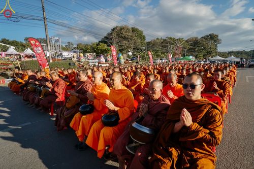 ภาพ No.187156:พิธีตักบาตรพระ ๕๐๐ รูป "สร้างบุญใหญ่ ส่งท้ายปีเก่า ต้อนรับปีใหม่ ๒๕๖๘" วันเสาร์ที่ ๒๘ ธันวาคม พ.ศ. ๒๕๖๗ ณ ถนนหน้าที่ว่าการอำเภอภูเรือ จังหวัดเลย