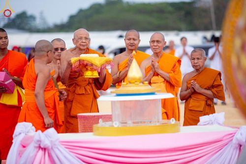 ภาพ No.129352:พิธีประดิษฐานพระบรมสารีริกธาตุ ณ มหารัตนะเจดีย์สิริปทุมสวรรค์ ศูนย์ปฏิบัติธรรมภาคใต้ อ.บางกล่ำ จ.สงขลา วันที่ 10 มีนาคม พ.ศ.2567