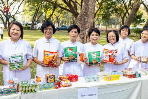 ภาพ No.179604:พิธีเจริญพระพุทธมนต์ พิธีทำบุญตักบาตรถวายพระราชกุศล และพิธีวางพานพุ่มดอกไม้ถวายราชสักการะ  แด่พระบาทสมเด็จพระบรมชนกาธิเบศร มหาภูมิพลอดุลยเดชมหาราช บรมนาถบพิตร เนื่องในวันคล้ายวันพระบรมราชสมภพ วันชาติ และวันพ่อแห่งชาติ วันพฤหัสบดีที่ 5 ธันวาคม พ.ศ. 2567 ณ