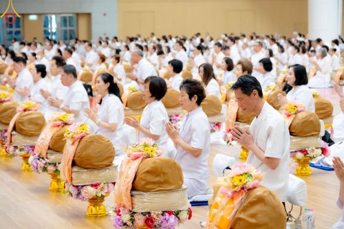 ภาพ No.180820:พิธีถวายภัตตาหารเมนูสวรรค์ และพิธีถวายอุปกรณ์กันหนาว แด่คณะพระภิกษุสามเณรวัดพระธรรมกาย วันอาทิตย์ที่ 8 ธันวาคม พ.ศ.2567 ณ สภาธรรมกายสากล วัดพระธรรมกาย