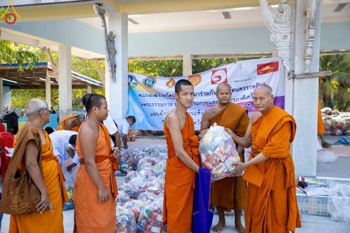 ภาพ No.131822:พิธีถวายสังฆทาน 323 วัด 4 จังหวัดชายแดนภาคใต้ ปีที่ 20 ครั้งที่ 167 และ พิธีมอบกองทุนหนุนแรงใจช่วยครูใต้ ปีที่ 17 ครั้งที่ 132 วันเสาร์ที่ 23 มีนาคม พ.ศ. 2567 ณ วัดมุจลินทวาปีวิหารพระอารามหลวง อ.หนองจิก จ.ปัตตานี