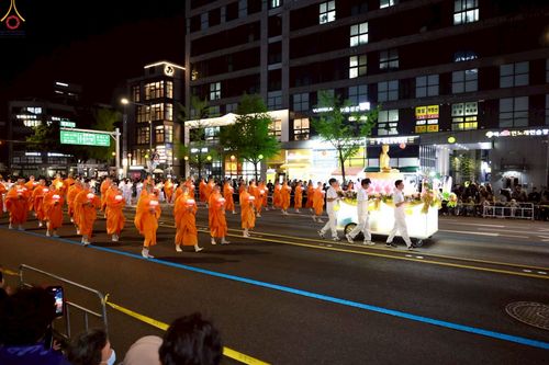ภาพ No.229565:วันเสาร์ที่ 26 เมษายน พ.ศ. 2568 คณะพระภิกษุสามเณรในโครงการบรรพชาหมู่ 81 รูป  วัดภาวนาโซล ประเทศเกาหลีใต้ ได้ร่วมกับคณะสาธุชนคนไทยในเกาหลีใต้  ร่วมกันเดินขบวนอัญเชิญโคมดอกบัว  เพื่อบูชาแด่องค์สมเด็จพระสัมมาสัมพุทธเจ้า  ในงานเทศกาลวิสาขบูชานานาชาติ ประจำปี