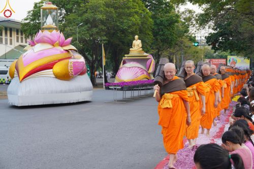 ภาพ No.120320:พิธีต้อนรับพระธรรมยาตรา ในโครงการธรรมยาตรา กตัญญูบูชา มหาปูชนียาจารย์ พระมงคลเทพมุนี(สด จนฺทสโร) พระผู้ปราบมาร อนุสรณ์สถาน 7 แห่ง ปีที่ 12 วันที่ 28 มกราคม พ.ศ. 2567 ณ วัดพระธรรมกาย จ.ปทุมธานี (ชุดที่ 2)