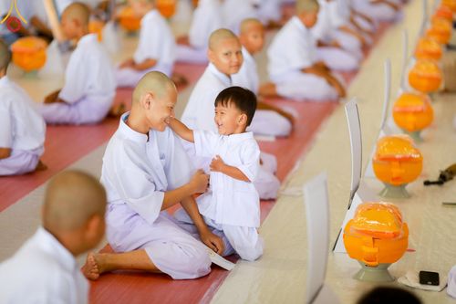 ภาพ No.133914:พิธีขอขมามอบผ้าไตร โครงการบรรพชาสามเณร ศูนย์อบรมวัดพระธรรมกาย ณ วัดพระธรรมกาย วันเสาร์ที่ 6 เมษายน พ.ศ. 2567