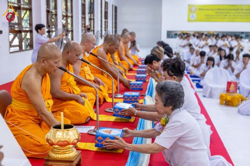ภาพ No.160808:พิธีเจริญพระพุทธมนต์ และปิดแผ่นทองรูปเหมือน พระเดชพระคุณพระมงคลเทพมุนี (สด จนฺทสโร) พระผู้ปราบมาร จำนวน 3 องค์ วันเสาร์ที่ 5 ตุลาคม พ.ศ. 2567 ณ อาคารปลูกศรัทธา 2 (ชานชลาเดิม) วัดพระธรรมกาย อ.คลองหลวง จ.ปทุมธานี