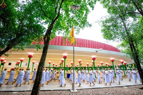 ภาพ No.228866:วันเสาร์ที่ 14 มิถุนายน พ.ศ. 2568 พิธีเวียนประทักษิณ , พิธีขอขมารับผ้าไตร ในโครงการบรรพชาอุปสมบทหมู่ ผู้บริหารรุ่นที่ 15 และ อุดมศึกษา รุ่นที่ 52 ณ โบสถ์พระไตรปิฎก วัดพระธรรมกาย