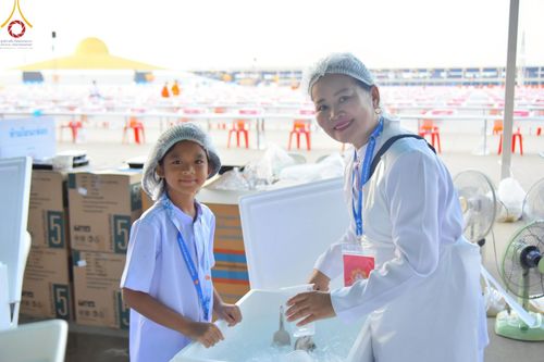 ภาพ No.219282:บรรยากาศการเดินทางเข้าวัดพระธรรมกาย , การต้อนรับปฏิสันถาร , การฉันภัตตาหารเช้า , การลงทะเบียนพระสังฆาธิการ  เนื่องในวันคุ้มครองโลก พิธีถวายมหาสังฆทานคณะสงฆ์ 40,000 กว่าวัดทั่วประเทศ ณ วัดพระธรรมกาย