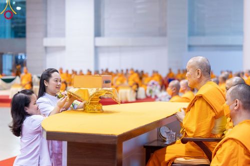 ภาพ No.95282:พิธีมุทิตาพระมหาเถระและพระเถระ ครั้งที่ 29 วันอาทิตย์ที่ 19 พฤศจิกายน พ.ศ. 2566 ณ ห้องแก้วสารพัดนึก สภาธรรมกายสากล วัดพระธรรมกาย