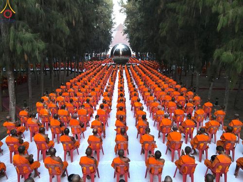 ภาพ No.107383:พิธีตักบาตรพระธรรมยาตราฯ ในโครงการธรรมยาตรากตัญญูบูชา มหาปูชนียาจารย์ พระมงคลเทพมุนี(สด จนฺทสโร) พระผู้ปราบมาร ปีที่ 12 ณ อนุสรณ์สถานมหาวิหารพระมงคลเทพมุนี อ.สองพี่น้อง จ.สุพรรณบุรี วันที่ 7 มกราคม พ.ศ. 2567