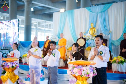 ภาพ No.143683:พิธีถวายผ้าไตร, สวดธรรมจักร, ปฏิบัติธรรม และฟังแสดงพระธรรมเทศนา ภาษาเมียนมา โดยมีสาธุชนชาวเมียนมากว่า 4,000 คน เข้าร่วมพิธี ณ มหารัตนวิหารคด วัดพระธรรมกาย วันอาทิตย์ที่ 7 กรกฎาคม พ.ศ. 2567