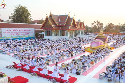 ภาพ No.72014:พิธีตักบาตรพระธรรมยาตราฯ ในโครงการธรรมยาตรากตัญญูบูชา มหาปูชนียาจารย์ พระมงคลเทพมุนี(สด จนฺทสโร) พระผู้ปราบมาร ปีที่ 11 ณ อนุสรณ์สถานลำดับที่ 3 สถานที่เกิดใหม่ในเพศสมณะ วัดสองพี่น้อง อ.สองพี่น้อง จ.สุพรรณบุรี วันที่ 18 มกราคม พ.ศ. 2566