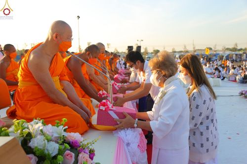 ภาพ No.74746:พิธีตักบาตรพระธรรมยาตราฯ ในโครงการธรรมยาตรากตัญญูบูชา มหาปูชนียาจารย์ พระมงคลเทพมุนี(สด จนฺทสโร) พระผู้ปราบมาร ปีที่ 11 ณ อนุสรณ์สถานลำดับที่ 5 สถานที่เผยแผ่วิชชาธรรมกายครั้งแรก อนุสรณ์สถานบางปลา วัดบางปลา อ.บางเลน จ.นครปฐม วันที่ 29 มกราคม พ.ศ. 2566