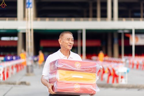 ภาพ No.322737:วันที่ 15-18 เมษายน พ.ศ.2569 การเเตรียมโต๊ะฉัน , เตรียมจุดพักค้าง , เรียงเก้าอี้ , เรียงกล่องไทยธรรม  เพื่องานถวายมหาสังฆทาน 40,000 กว่าวัดทั่วประเทศ วันคุ้มครองโลก 22 เมษายน พ.ศ.2569 วัดพระธรรมกาย