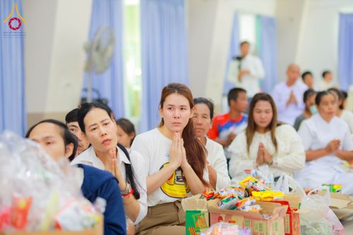 ภาพ No.321810:วันที่ 12 เมษายน พ.ศ.2569 ตักบาตรสงกรานต์ฉลองสามเณรใหม่  ณ ศูนย์ปฏิบัติธรรมระยอง(บ้านช่องลม)