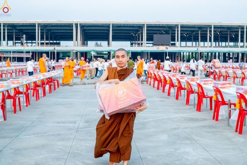 ภาพ No.323107:วันที่ 19 เมษายน พ.ศ.2569 การเรียงกล่องไทยธรรม , เตรียมงานจราจร เพื่องานถวายมหาสังฆทาน 40,000 กว่าวัดทั่วประเทศ วันคุ้มครองโลก 22 เมษายน พ.ศ.2569 วัดพระธรรมกาย
