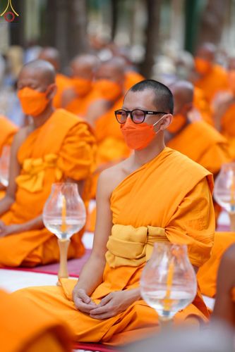 ภาพ No.69463:พิธีจุดประทีปถวายเป็นพุทธบูชา และบูชาธรรมมหาปูชนียาจารย์ ในโครงการธรรมยาตรากตัญญูบูชา มหาปูชนียาจารย์ พระมงคลเทพมุนี(สด จนฺทสโร) พระผู้ปราบมาร ปีที่ 11 ณ อนุสรณ์สถานมหาวิหารพระมงคลเทพมุนี อ.สองพี่น้อง จ.สุพรรณบุรี