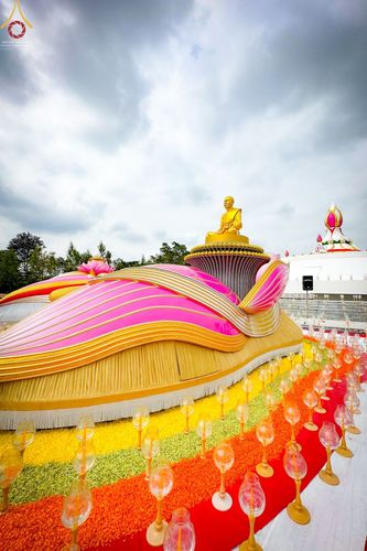 ภาพ No.70188:พิธีจุดประทีปถวายเป็นพุทธบูชา และบูชาธรรมมหาปูชนียาจารย์ ในโครงการธรรมยาตรากตัญญูบูชา มหาปูชนียาจารย์ พระมงคลเทพมุนี(สด จนฺทสโร) พระผู้ปราบมาร ปีที่ 11 ณ อนุสรณ์สถานลำดับที่ 2 สถานที่ตั้งมโนปณิธานบวชตลอดชีวิต อนุสรณ์สถานคลองบางนางแท่น อ.สามพราน จ.นครปฐม 