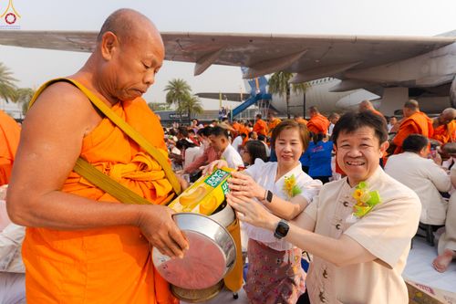 ภาพ No.321059:วันอาทิตย์ที่ ๑๒ เมษายน พ.ศ ๒๕๖๙ พิธีตักบาตรปี๋ใหม่เมืองพระภิกษุสงฆ์ ๓๓๙ รูป  อุทิศถวายพระราชกุศลสมเด็จพระนางสิริกิติ์  พระบรมราชินีนาถ พระบรมราชชนนีพันปีหลวง และฉลองเมืองแม่แตงครบรอบ ๑๑๙ ปี ณ ลานโรงแรมแอร์ไดมอนด์ อำเภอแม่แตง จังหวัดเชียงใหม่