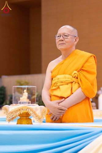 ภาพ No.338000:วันอาทิตย์ต้นเดือน 5 กรกฎาคม พ.ศ.2569 สัมมนาพิเศษ พิธีมอบพระของขวัญ ณ ห้องแก้วสารพัด1 วัดพระธรรมกาย